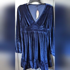 NWT Holiday Dress! Women's Velvet-esque Long Sleeve V-neck Ruffle Dress Size M